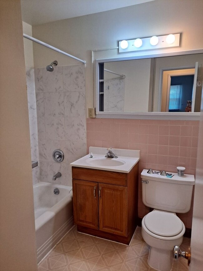 Building Photo - ALL PROSPECTIVE TENANTS MUST SUBMIT A $58 ...