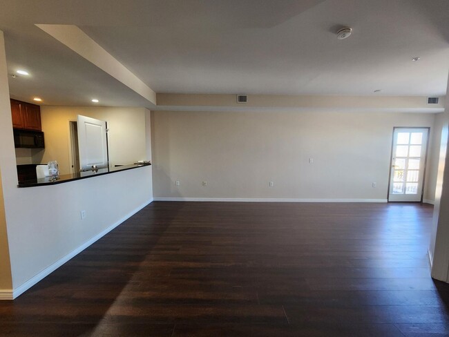 Building Photo - $1000 off Frist Months Rent! Beautiful 1 b...