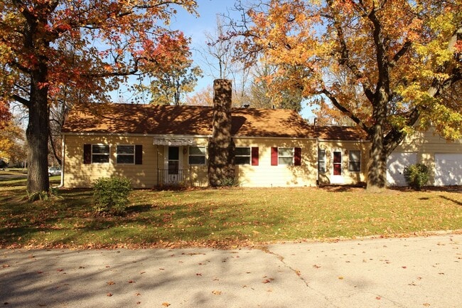 Building Photo - PRELEASING for AUGUST! Close to Campus: Fenced Yard, Garage, and In-Unit Washer and Dryer