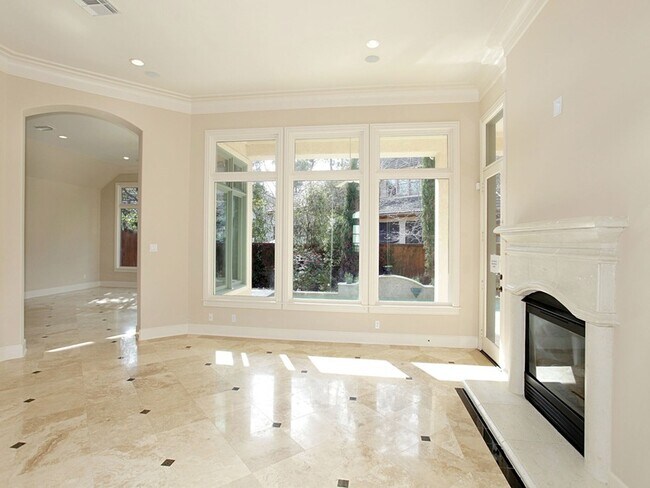 Building Photo - 15 Serenade Pines Pl