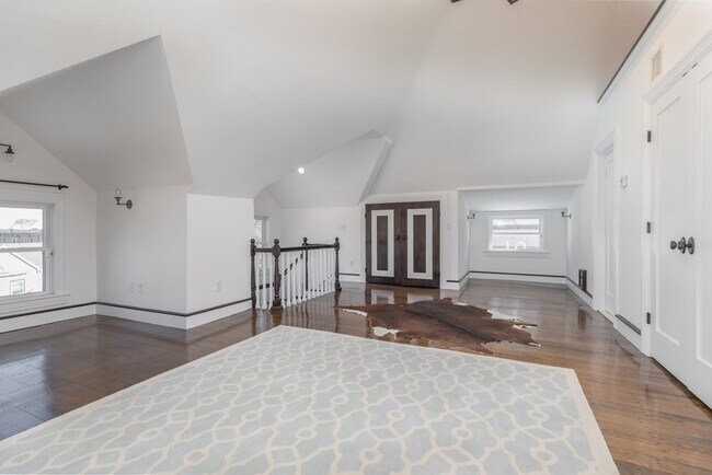 Building Photo - 27 Howland St