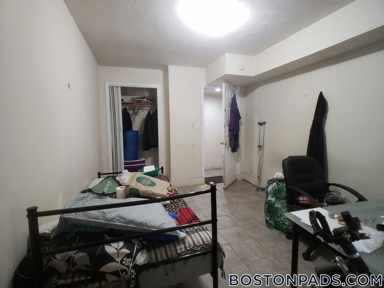 Building Photo - 192 Kelton St