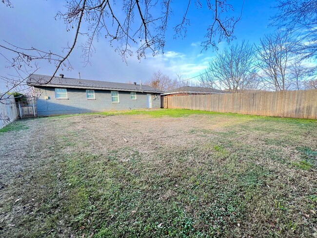 Building Photo - 216 S Bristow Ave