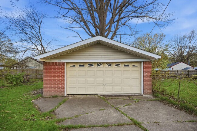 Building Photo - Come see your new home!