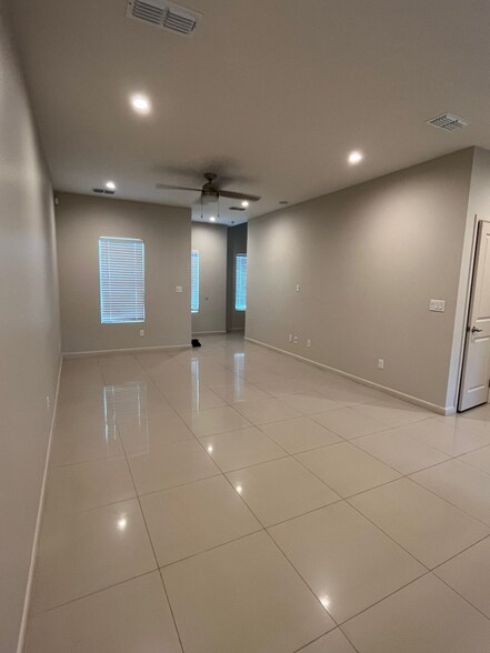 Building Photo - 404 Newport Ave