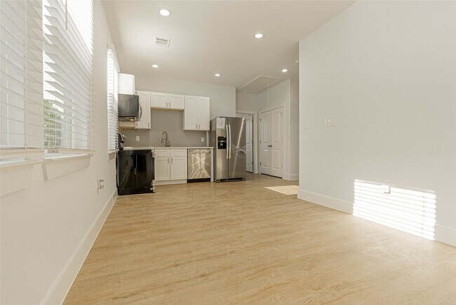 Building Photo - 6006 Jerrycrest Dr