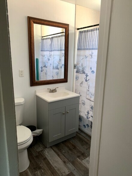 Bathroom vanity - 14520 Pontlavoy Ave