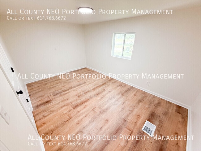 Building Photo - 560 Trevitt St