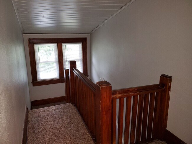 Building Photo - Large 3 Bedroom Home near Iowa State Fairgrounds!