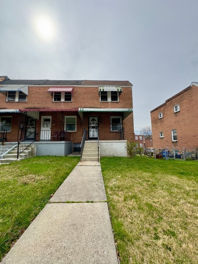 Building Photo - Modern 2-Bedroom Townhome with Spacious Ya...