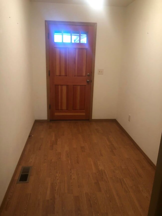 Building Photo - 3 Bedroom / 2 Bathroom Townhouse – Pet Fri...