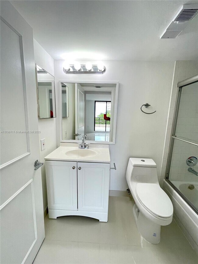 Building Photo - 540 Brickell Key Dr