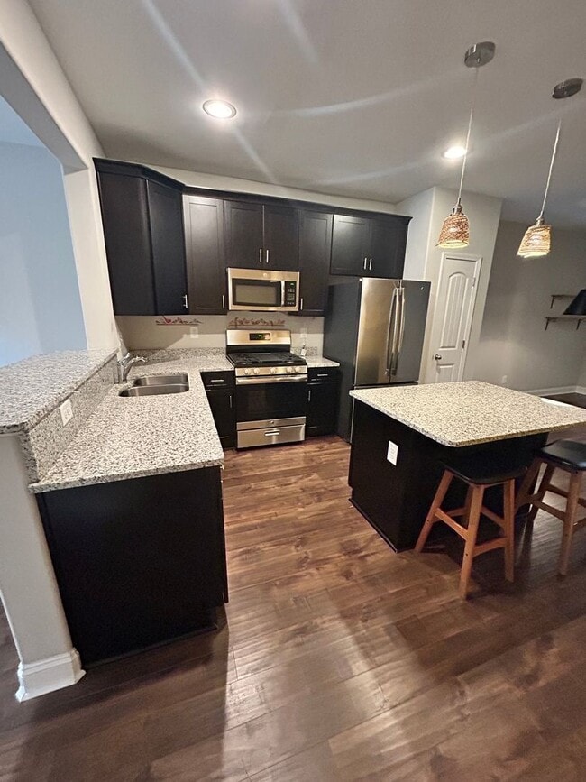 Building Photo - 3 Bedroom 3.5 Bath Spacious Townhome