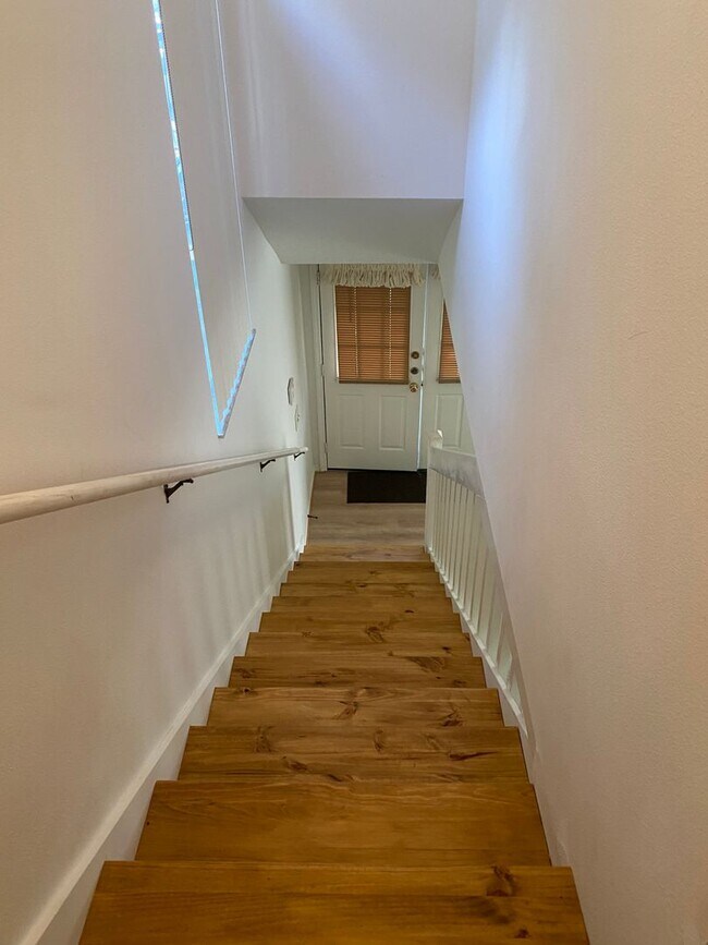 Building Photo - Spacious 3 Bedroom's, 2.5 bath condo in Lakeview Village.