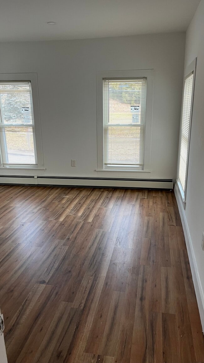 Building Photo - 257 Main St