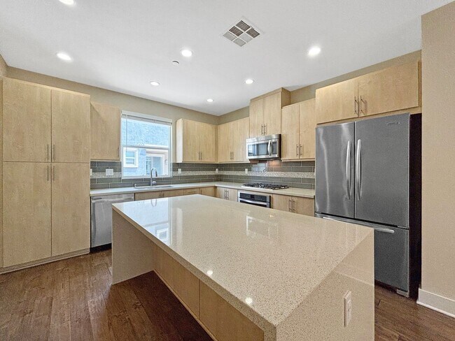 Building Photo - Stunning 3B/3.5BA Townhouse in Mission Val...