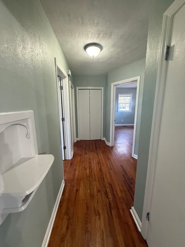 Building Photo - Freshly Updated 3 Bedroom 1 Bathroom Home in Decatur!