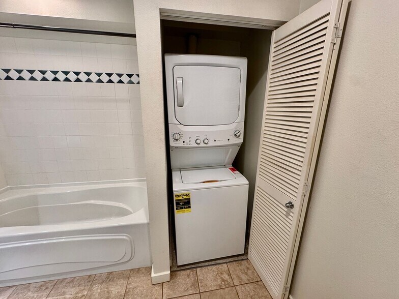 Building Photo - One Parking Spot Free! (FREE RENT until end of the year)