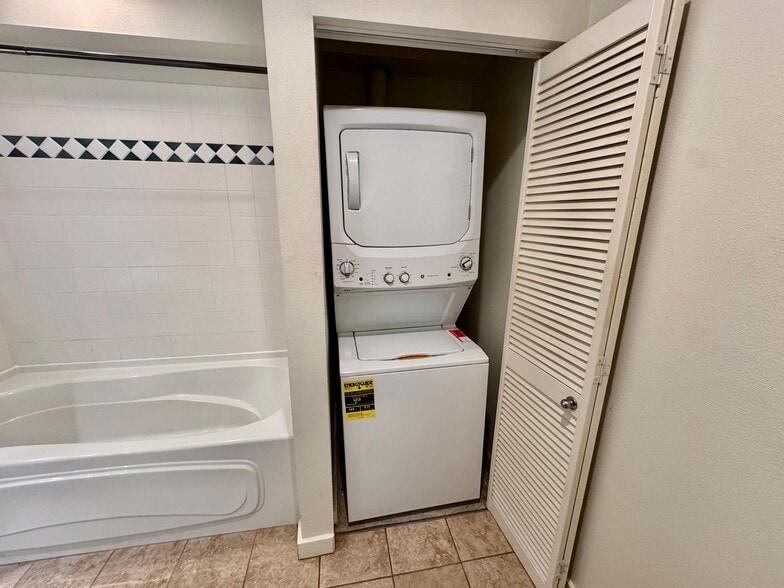 Building Photo - Welcome to the Metropolitan!