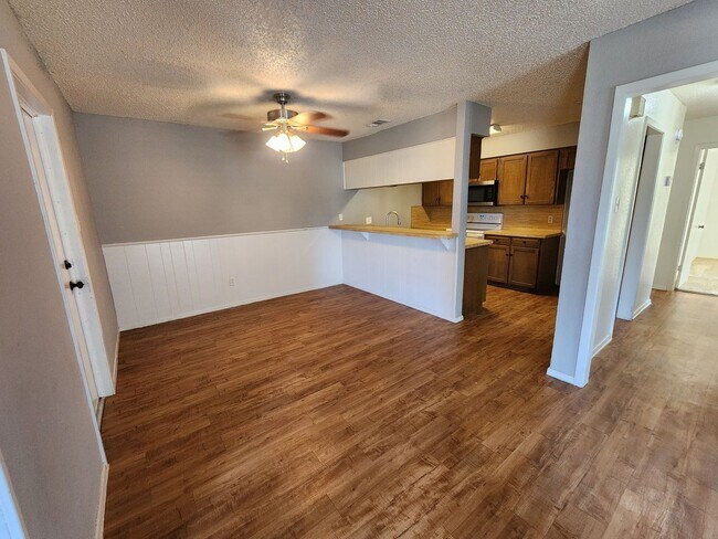 Building Photo - Cozy 2 Bedroom Duplex in Joshua
