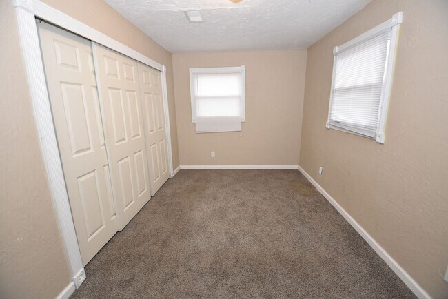 Building Photo - 3 bed 1 bath home in the Riverside/Keller park area