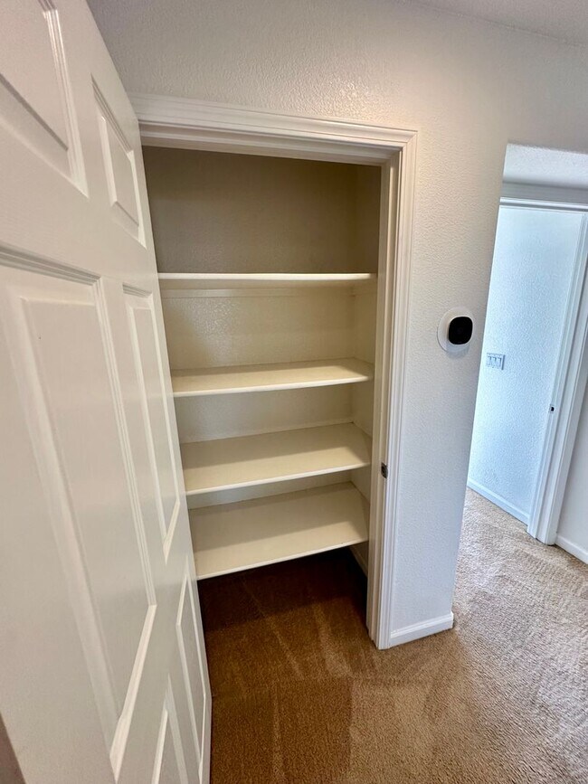 Building Photo - Spacious 2 Story Townhouse Available NOW!