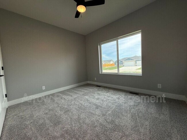 Building Photo - 9425 Estela Ave