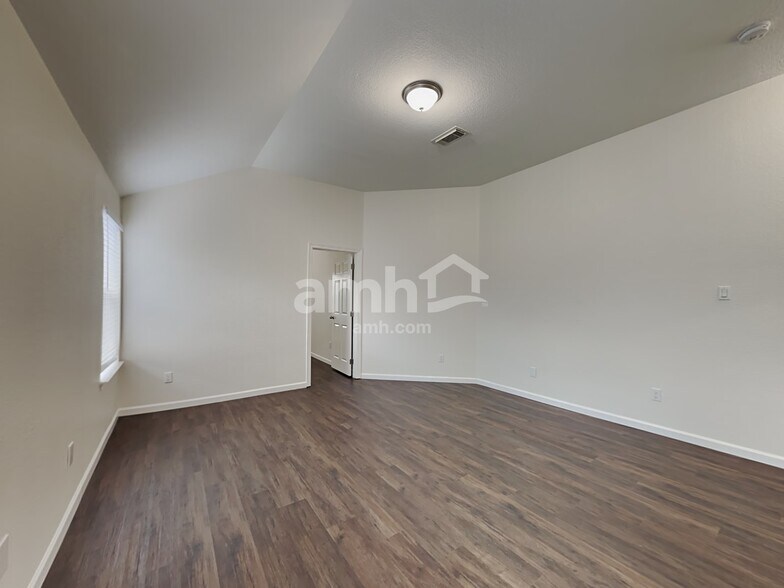 Building Photo - 2313 Highland Crossing Dr