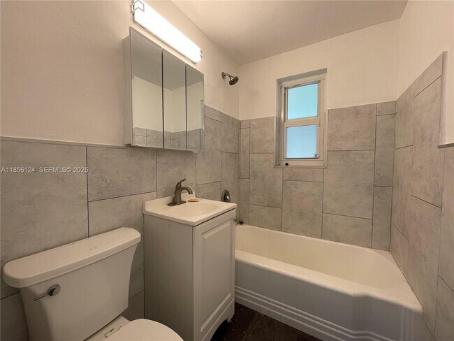 Building Photo - 955 Bay Dr