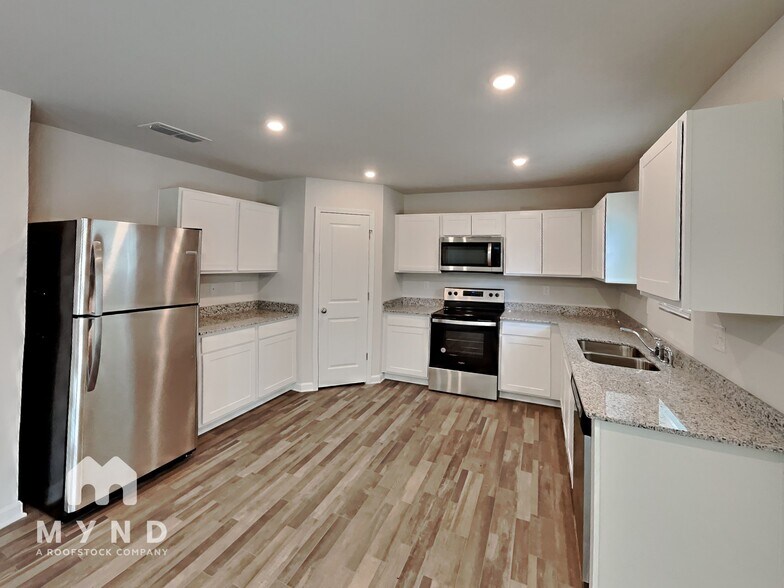 Building Photo - 215 Great Gorge Pky