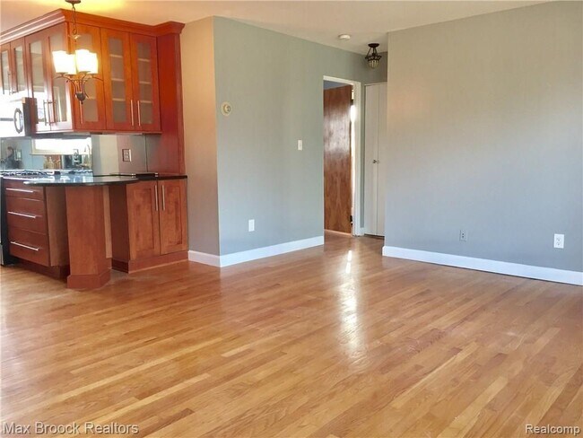 Building Photo - 3210 Shenandoah Dr