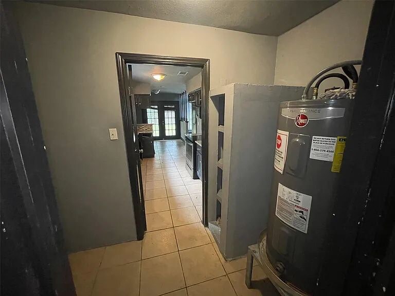 Building Photo - 1947 Yale Ave