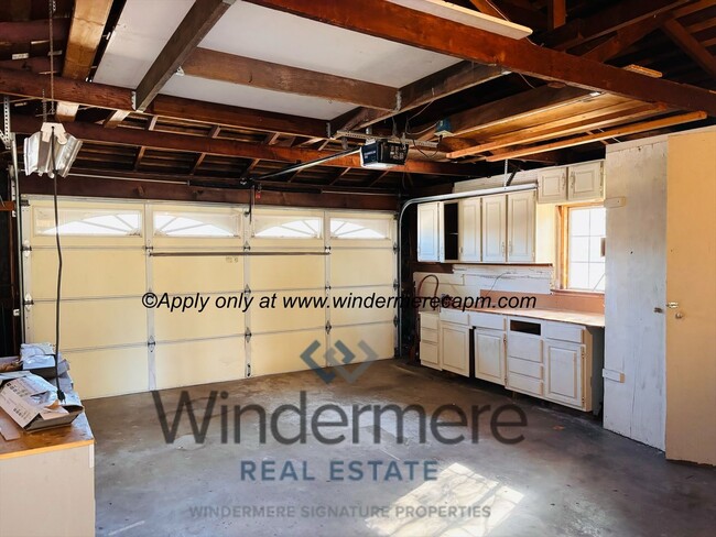 Building Photo - Charming 2 bedroom with HUGE yard in beaut...