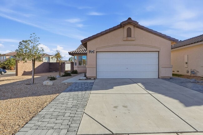 Building Photo - Beautiful Single-Story Home on an Oversized Corner Lot in Silverado Ranch — No HOA!