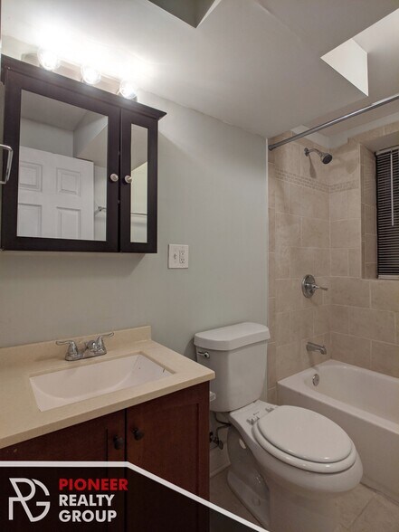 Building Photo - 1126 W Oakdale Ave