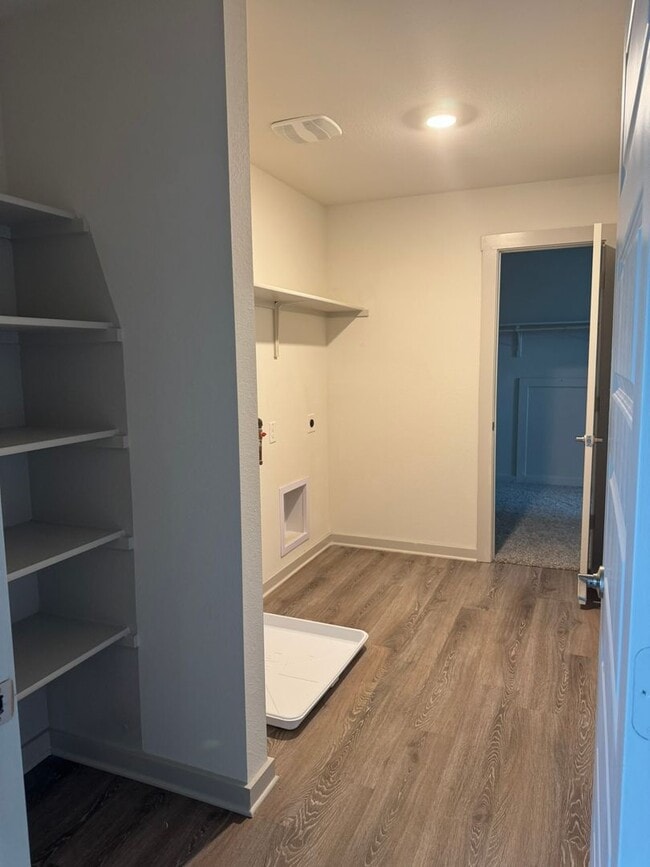 Building Photo - Ready for move-in! Spacious 4-bedroom, 3-b...