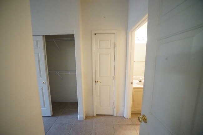 Building Photo - SHOWINGS AVAILABLE NOW