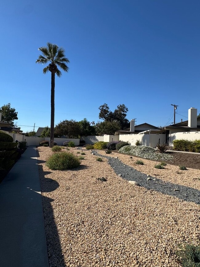 Building Photo - Beautifully Remodeled 2 Bed / 2 Bath Condo in Westarms – Prime Claremont Location!