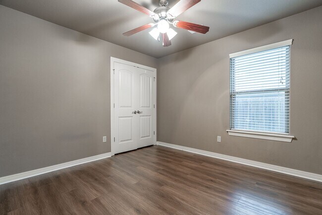 Building Photo - Beautiful 3-bedroom 2 bath Home in Fayetteville!! New Vinyl Plank Floors!