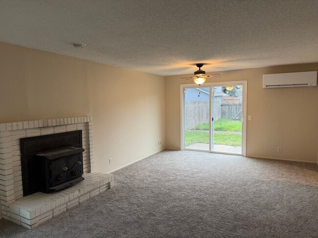 Building Photo - 3 bedroom, 1.5 bath house in Eugene!