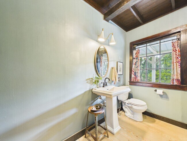 Building Photo - COMING SOON! Charming Cottage in the Center of Town