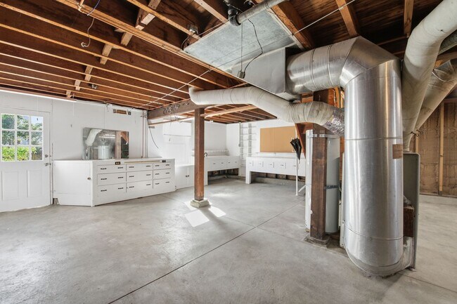 Building Photo - 347 Staples Ave