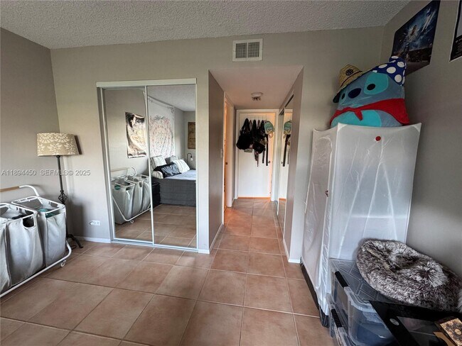 Building Photo - 3650 Inverrary Dr