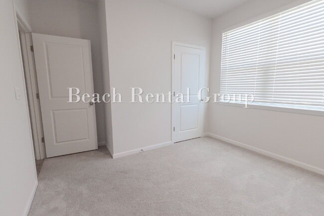 Building Photo - Spacious 4 Bedroom with Pond View