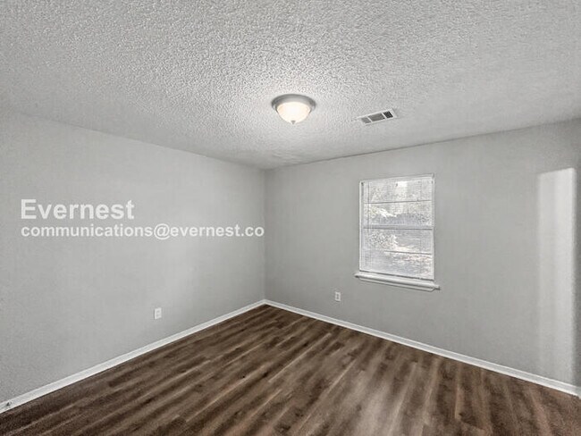 Building Photo - Limited Time Special Offer / 3 Bed/1.5 Bath Home with Carport / Pet-Friendly / Coming Soon!