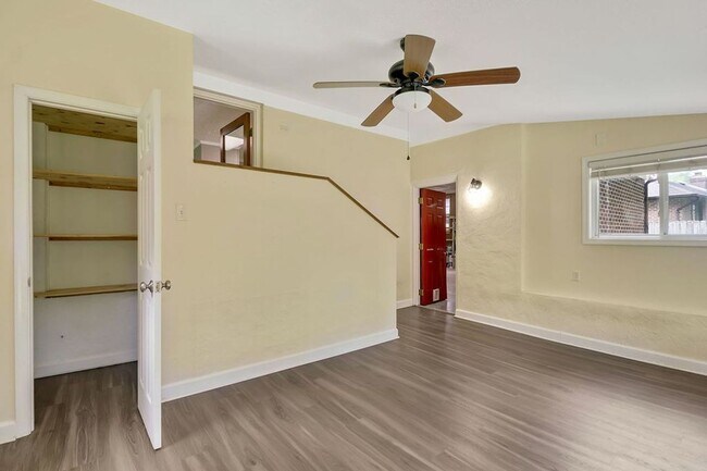 Building Photo - 212 Pinewood Dr