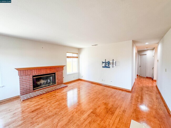 Building Photo - 115 Bermuda Ct