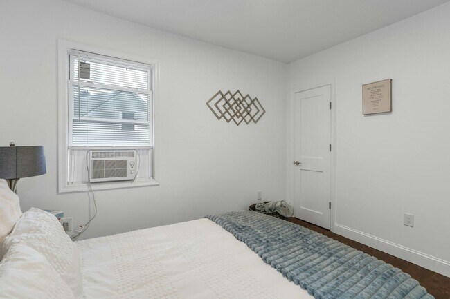 Building Photo - 196 2nd St