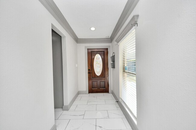 Building Photo - 4503 Hollybrook Ln