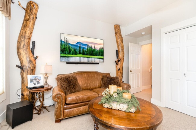 Building Photo - 4 Lower Saddle Ridge Rd